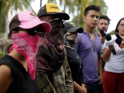 Uno de los voceros estudiantiles con el rostro cubierto anunció dichos raptos. EFE / R. Sura