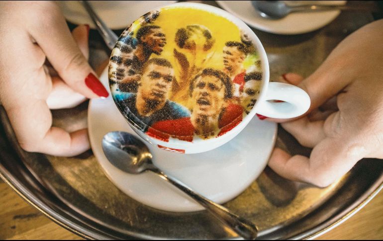 La final en un café. En Zagreb la aromática bebida se sirve con un toque mundialista. AFP