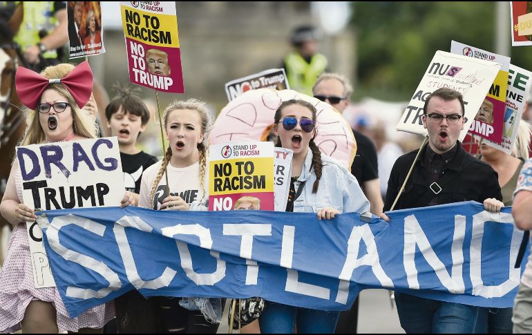 Edimburgo. Inconformes se manifiestan contra Donald Trump, durante su escala en Escocia. AFP