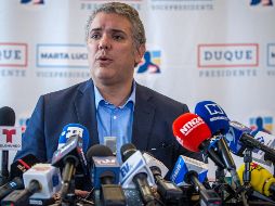 Iván Duque contesta a los periodistas durante una rueda de prensa en Miami. EFE/G. Vieira