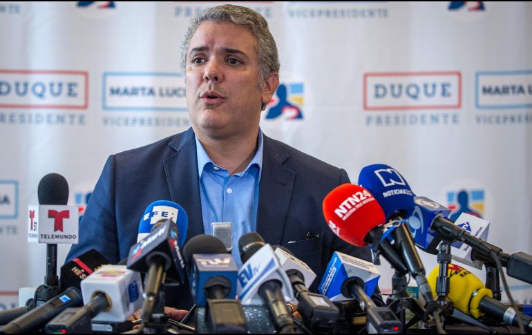 Iván Duque contesta a los periodistas durante una rueda de prensa en Miami. EFE/G. Vieira