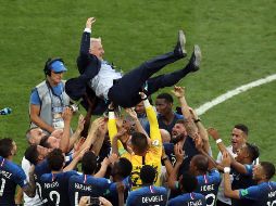 Deschamps es alzado en el aire por los jugadores galos. AP/T. Stavrakis