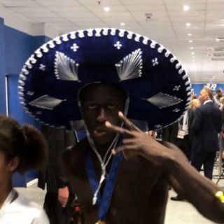 Jugador francés celebra campeonato del mundo con sombrero de charro