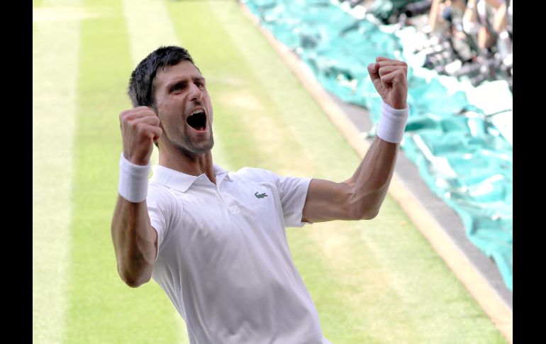 El serbio Novak Djokovic festeja tras ganar la final del torneo de Wimbledon en Londres, Inglaterra. Djokovic logró su cuarto título de Wimbledon al vencer a Kevin Anderson 6-2, 6-2 y 7-6 (3). AP/K. Wigglesworth