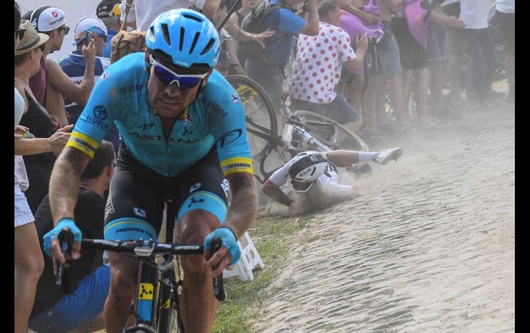 Un ciclista cae en la ciudad francesa de Roubaix, durante la novena etapa del Tour de Francia. AFP/S. Mantey