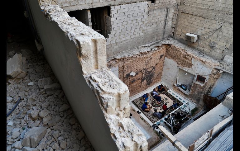 Sirios observan la Final de la Copa del Mundo en su casa en Ain Terma, la cual quedó parcialmente destruida durante un ataque en el marco de la guerra civil. AP/H. Ammar