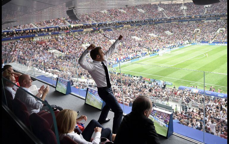 El presidente francés Emmanuel Macron celebró así uno de los goles de su equipo.