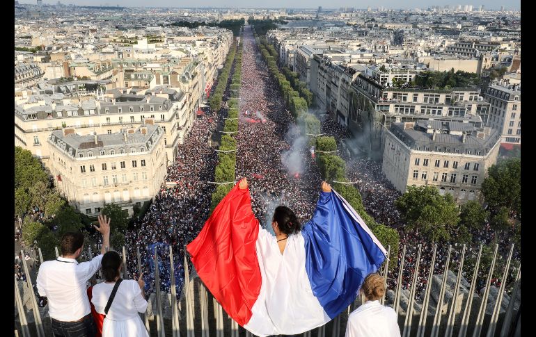Euforia en París. Vista de los festejos desde el Arco de Triunfo. AFP/L. Marin