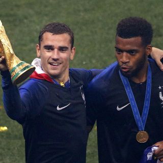 Griezmann saluda a Carlos Vela tras ganar Copa del Mundo