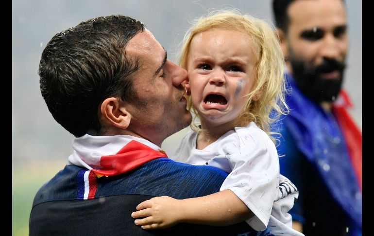 La hija de Antoine Griezmann llora durante los festejos.