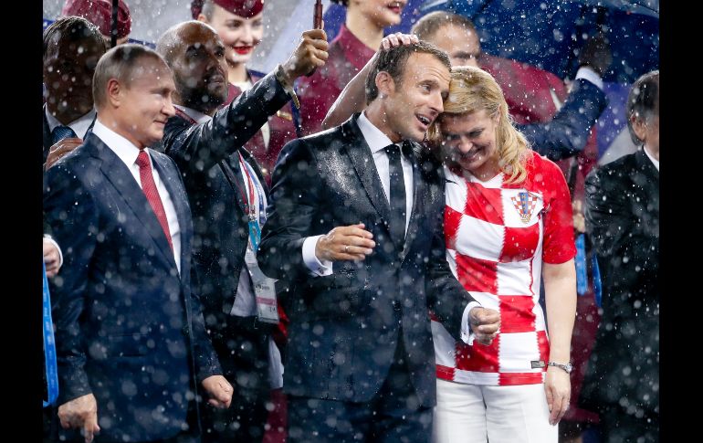 Macron y Grabar-Kitarovic reaccionan junto al presidente ruso Vladimir Putin en la ceremonia de premiación.