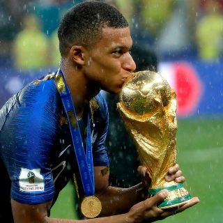 Me quedo al cien por ciento en el PSG: Mbappé
