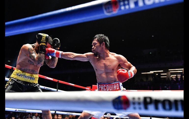 El filipino Manny Pacquiao (d) combate contra el argentino Lucas Matthysse en Kuala Lumpur. Pacquiao recuperó el título mundial de los pesos welter tras un nocaut. AFP/M. Rasfan