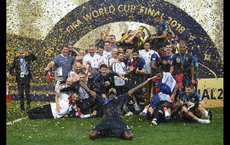 El equipo de Francia celebra con la Copa del Mundo tras ganar a Croacia la final del Mundial de futbol de Rusia 2018 en Moscú. AFP/F. Fife