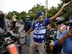 Cientos de personas en distintos vehículos se dirigieron este domingo a Masaya, al sur de Nicaragua, ciudad símbolo de las protestas en contra de Ortega, que se encuentra asediada por policías y parapolicías. EFE / R. Sura