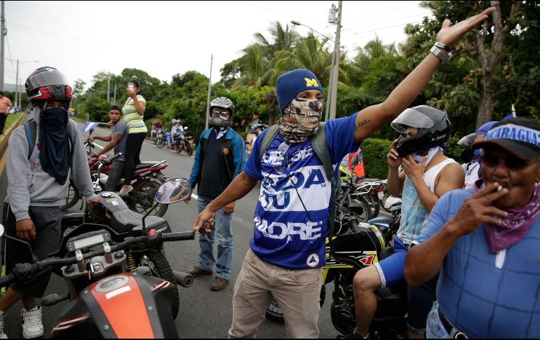 Cientos de personas en distintos vehículos se dirigieron este domingo a Masaya, al sur de Nicaragua, ciudad símbolo de las protestas en contra de Ortega, que se encuentra asediada por policías y parapolicías. EFE / R. Sura