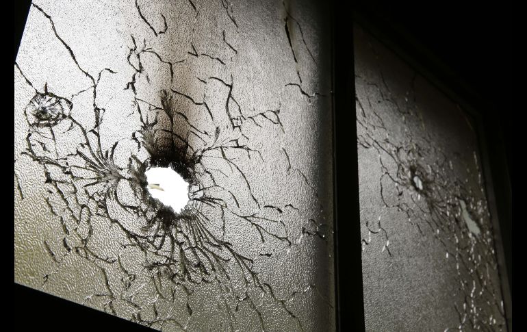 Impactos de bala en una ventana de la capilla Divina Misericordia en Managua, Nicaragua. Un nutrido grupo de feligreses llegó hoy al sitio, donde el pasado viernes un grupo de estudiantes que piden la renuncia del presidente Daniel Ortega fue asediado por paramilitares, para limpiarlao. EFE/R. Sura