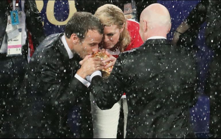Los presidentes de Francia y Croacia rompieron el protocolo y besaron la Copa del Mundo en el momento que Gianni Infantino se encaminaba a entregar el trofeo a Hugo Lloris, capitán de la Selección francesa. EFE/A. Taherkenaher