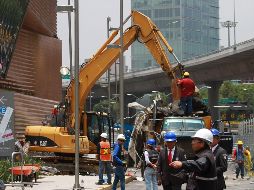Trabajadores continúan removiendo los escombros tras el colapso. NOTIMEX/Archivo