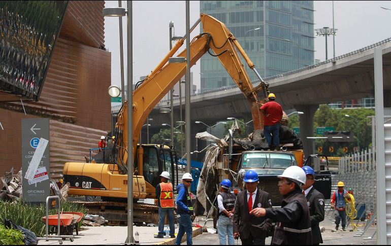 Trabajadores continúan removiendo los escombros tras el colapso. NOTIMEX/Archivo
