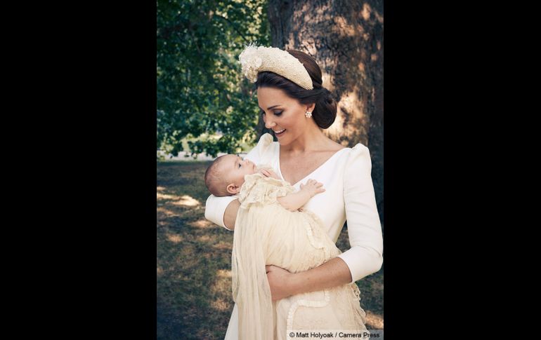 Esta es la primera vez que el príncipe Guillermo y Catalina posan con sus tres hijos. CORTESÍA/Kensington Palace