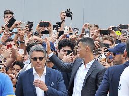 El portugués Cristiano Ronaldo (c-d) saluda a los aficionados que le aguardaban a su llegada al J Medical, la clínica de propiedad del Juventus, para someterse al reconocimiento médico. EFE/A. Di Marco