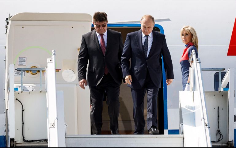 El presidente ruso, Vladímir Putin, desciende del avión a su llegada al aeropuerto de Helsinki. AP/R. Rekomaa