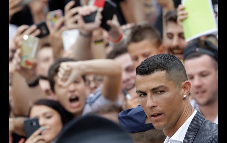 El portugués Cristiano Ronaldo llega al estadio de la Juventus en Turín, Italia, para someterse a los exámenes médicos del equipo. AP/L. Bruno