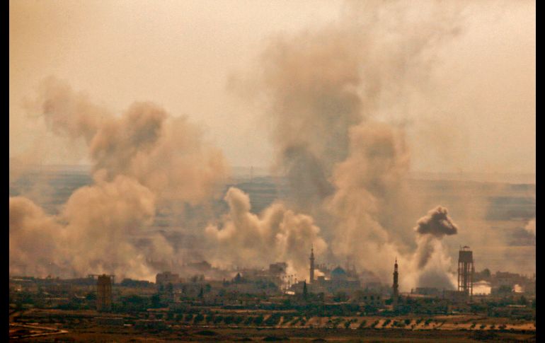 Columnas de humo se elevan de la zona de un presunto ataque de fuerzas sirias y rusas en la provincia Quneitra, en Siria. AFP/J. Marey