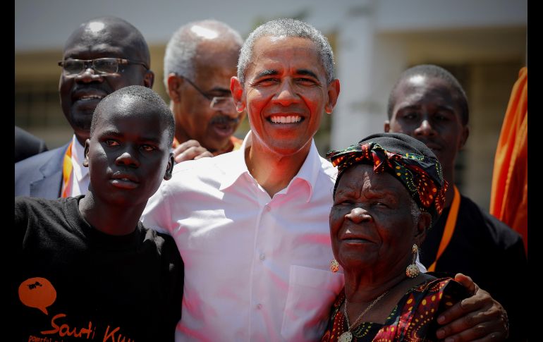 El expresidente estadounidense Barack Obama (c) posa junto a sus abuelastra Sarah Onyango Obama (d) y un estudiante no identificado, durante la ceremonia de bienvenida del Centro de Formación Profesional y Deportiva Sauti Kuu en Kogelo, el pueblo en Kenia de sus antepasados. EFE/D. Kurokawa