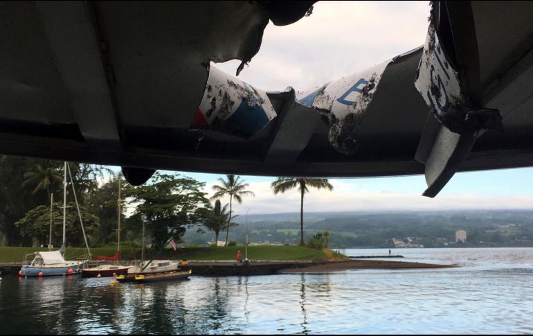 Indicaron que los pasajeros estaban en un recorrido en bote que lleva a los turistas a ver la lava que se interna en el océano. AP / Department of Land and Natural Resources