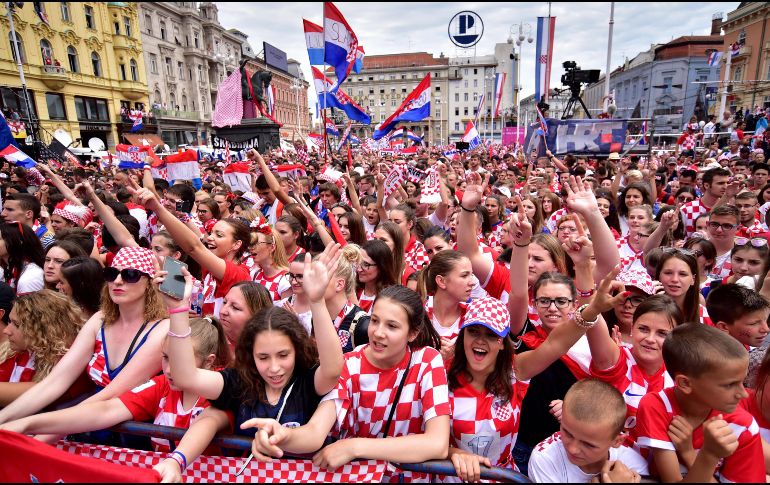Los asistentes describieron el evento de bienvenida como el más grande en la historia de Croacia. EFE / I. Kupljenik