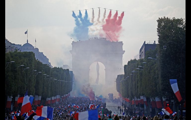 Jets dejan pintado el cielo de los colores de la bandera francesa al volar sobre el Arco del Triunfo.