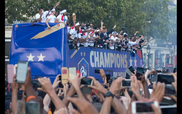 Aficionados festejan al paso del camión con la Selección de Francia en París, en el marco de las celebraciones de su triunfo en la Copa del Mundo de Rusia 2018. AP/C. Paris