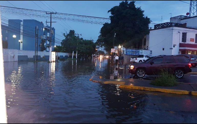 Aspecto de la inundación al cruce de la calle Conchitas. ESPECIAL / Bomberos de Zapopan