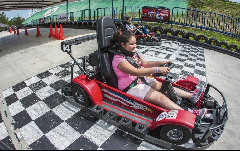 Acelerador a fondo. 3…2...1... ¡Fuera! Toma el volante y acelera en esta emocionante carrera de Go Karts, no te la puedes perder cuando visites Selva Mágica.
