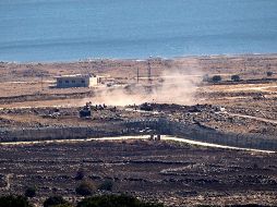 Rebeldes utilizan rondas de artillería contra objetivos militares sirios en el lado sirio de los Altos del Golán. EFE/A. Safadi