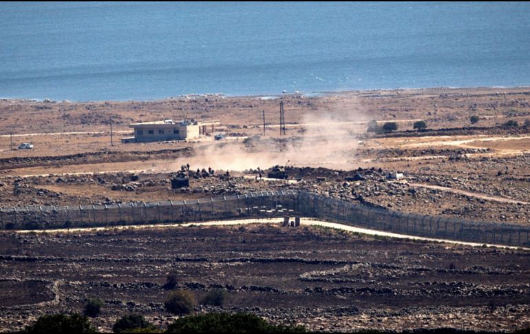 Rebeldes utilizan rondas de artillería contra objetivos militares sirios en el lado sirio de los Altos del Golán. EFE/A. Safadi