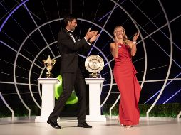 Novak Djokovic, campeón de tenis masculino; y Angelique Kerber, campeona de tenis femenino, bailan en el escenario durante la cena del campeonato de Wimbledon celebrada en The Guildhall, Londres. EFE/T. Lovelock