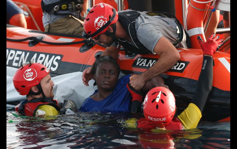 Integrantes de la organización española Proactiva Open Arms rescatan a una migrante en aguas del Mediterráneo, a unos 135 kilómetros de la costa libia. AFP/P. Barrena