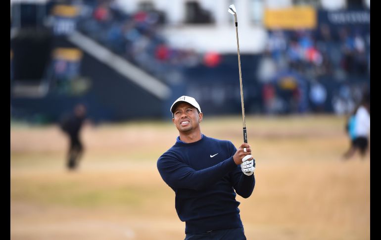 El golfista estadounidense Tiger Woods realiza una ronda de práctica en el marco del Abierto de Gran Bretaña en Carnoustie, Escocia. AFP/A. Buchanan
