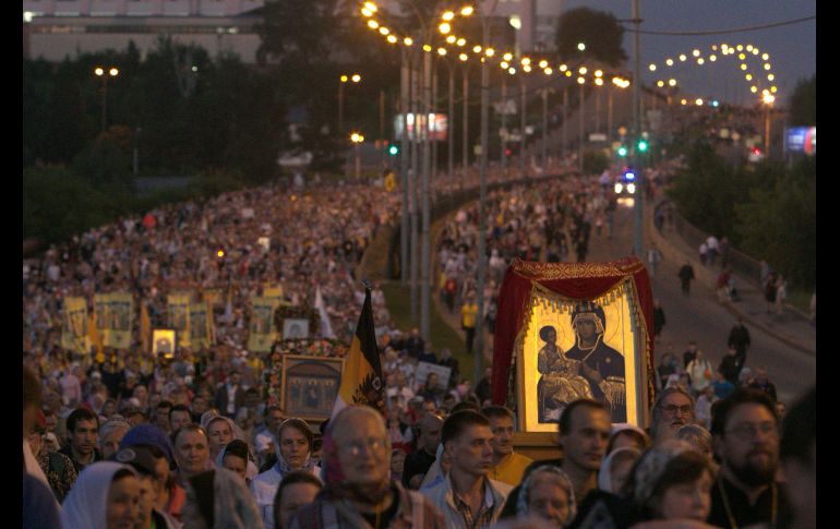 Fieles ortodoxos participan en una procesión por los 100 años del asesinato del zar Nicolás II y su familia en Ekaterimburgo, Rusia. AFP/V. Lonshakov