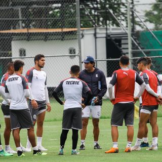 José Luis Higuera visita entrenamiento de Chivas