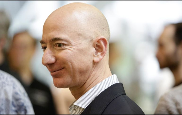 Amazon, compañía fundada por Bezos y de la que es el principal accionista, le reportó 50 mil millones este año. AFP / ARCHIVO