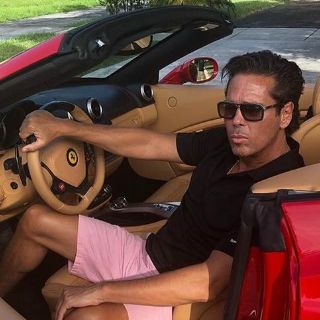 Roberto Palazuelos presume auto que le "regaló" Luis Miguel