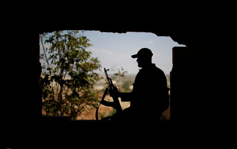 Un soldado vigila en su puesto junto a la autopista Damasco-Alepo en la población de Rastán, Siria. AP/H. Ammar