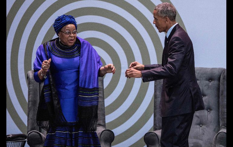 El expresidente estadounidense Barack Obama baila con la viuda de Nelson Mandela, Graca Machel, durante una conferencia en el marco de la celebración del Día de Mandela, en Johannesburgo, Sudáfrica. El país rinde hoy tributo a Mandela con una multitudinaria conferencia liderada por Obama, uno de sus grandes admiradores. AFP/M. Longari