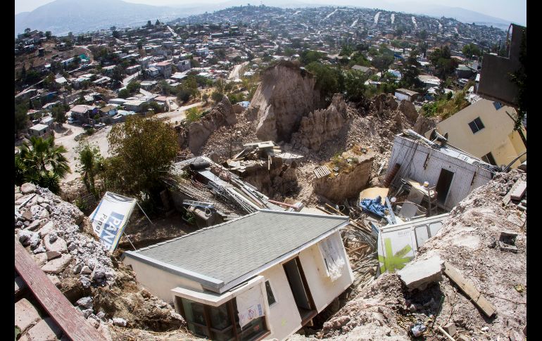 Vista de viviendas afectadas por un deslizamiento de tierra en Tijuana, Baja California.
