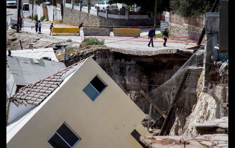 El fin de semana, Protección Civil de Tijuana etiquetó 23 inmuebles en rojo para indicar el peligro de colapso y evacuó a sus habitantes.