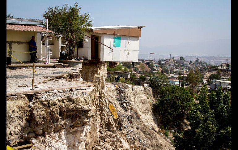 Desde el viernes pasado, residentes del área reportaron que se escuchaba como si la tierra tronara, además de que detectaron grietas en casas, calles y banquetas.